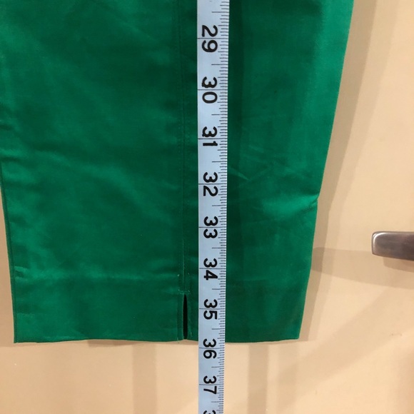 NWT Simply vera vera Wang capris
Kelly green
Perfect spring staple. - Picture 4 of 12